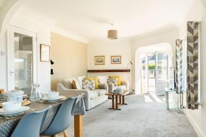 Dolphins Leap sea views overlooking Mawgan Porth
