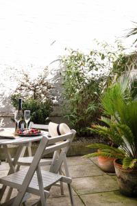 Driftwood Crantock sandy beach coastal walks