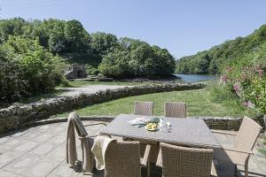 Pont Quay Cottage Fowey edge of the tidal creek
