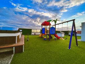 Modern Condo 2 bedroom with balcony - Free Pool & Gym