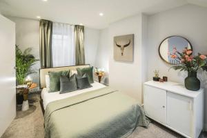 Modern Flat Close to Barons Court & Brook Green