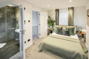 Modern duplex flat at Barons Court station