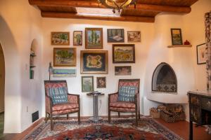 Fabulous Historic Adobe Home Close to Canyon Road