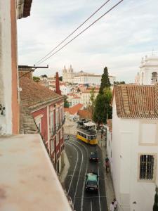 Tram 28 apartment with Perfect View over Alfama