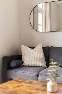 Cosy Chelsea Flat with Balcony Near Earls Court