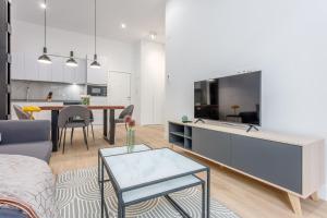 Cozy 1BR Retreat Steps from Sol Santa Ana