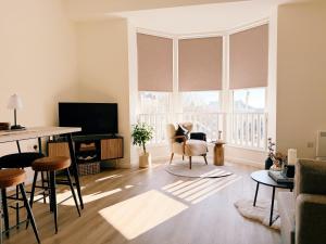 Stylish & Serene Sea View Apartments - Prime Location