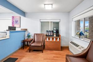 HomeTowne Studios by Red Roof Detroit - Livonia