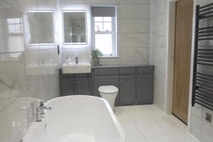 Luxury Barn With Private Wood-Fired Hot Tub