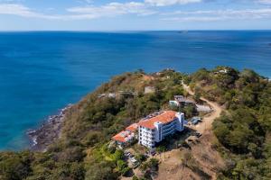 2 BR, Luxury Condo, Two Pools, Ocean Views