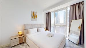 Vacationer Holiday Homes l Modern 1 Bed l Creek View l Business Bay