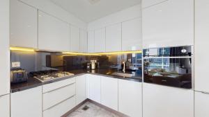 Vacationer Holiday Homes l Modern 1 Bed l Creek View l Business Bay