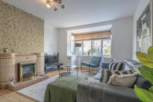 Free Parking - Sleeps 6 - 2 Bedroom - Central