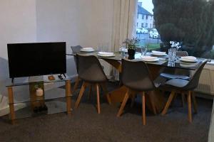 Free Parking - Central - Sleeps 6 - Great Area