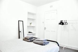 Free Parking - Central - Sleeps 6 - Great Area