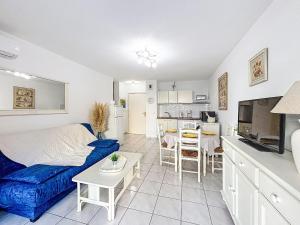 Apartment Les Calanques du Parc-10 by Interhome