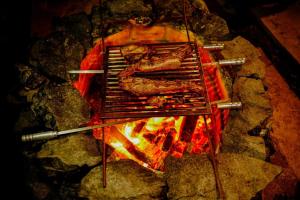 Chalé para 4 pessoas, 2km do Centro, Pet Friendly, Wi-fi 1GB, Lareira e Ar condicionado