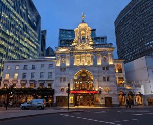 Convenient 2-Bed by Victoria Station and Sloane Square Station with balcony, Designers Flat
