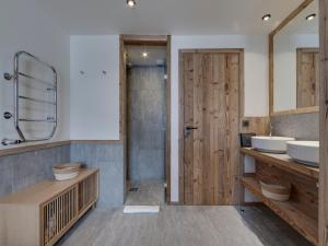 Chalet Élégant au Pied des Pistes à Val dIsère - FR-1-567-139