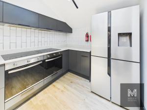 Sleek & Spacious 7-bed in Filton