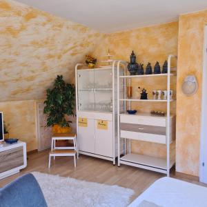 ,, Himmelsblick "Apartment komplett möbliert,direkt an der Haltestelle, nach Heidelberg,Mannheim ,Weinheim