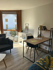 Joli studio une pièce 15min à pied centre dEpinal 4 personnes grâce au canapé lit, parking privé gratuit et parking extérieur gratuit Machine à laver TV wifi machine à café linge de lit et serviettes fournis