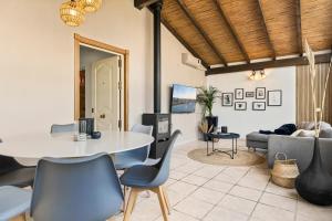 Casa rural La Caprichosa with private swimming pool