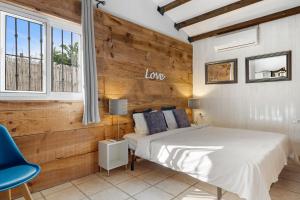 Casa rural La Caprichosa with private swimming pool