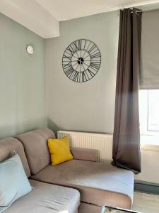 Warm Apartment by the Meadows 5