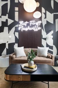 Kays Hideaway - Stylish stay steps to dining