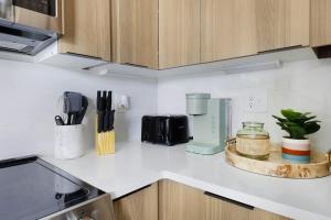 Kays Hideaway - Stylish stay steps to dining