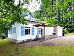 Cozy Holiday Home in Monceau-en-Ardenne with Fenced Garden