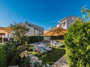 Apartment Wohnung mit großem Pool und Meerblick by Interhome