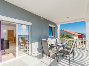 Apartment Tolle Wohnung mit Terrasse und Meerblick by Interhome