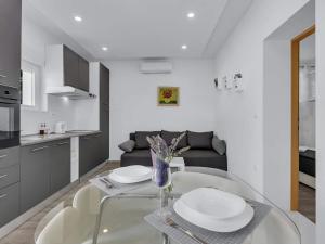 Apartment Wohnung Sunny Garden von Ana A2 by Interhome