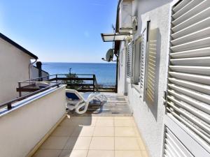 Apartment Apartment mit zwei Schlafzimmern und Meerblick in Zambratija by Interhome