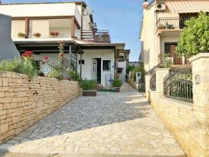 Apartment Neues Studio mit Meerblick in Zambratija by Interhome