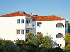 Apartment Wohnung in Kallithea mit Garten und Terrasse by Interhome