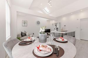 New Modern 2-Bed Apartment in Central Southend, Sleeps 5, Contractor Friendly