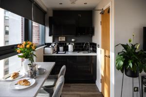 Deluxe City Centre Studio Apartment with Balcony & City Views - FREE WIFI NETFLIX, GYM ACCESS - WESTONE