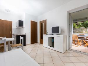 Apartment in Pjescana Uvala mit Garten- Grill by Interhome