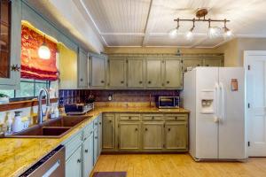 Dock! Bayfront Pensacola Retreat 10 Mi to Dtwn