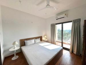 1BHK Pool Stay with Balcony - 5 Mins to Candolim Beach
