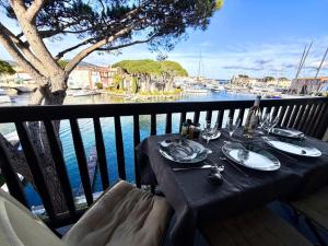 Appartement rénové avec Internet, 2 chambres, parking à Port Grimaud - FR-1-868-14