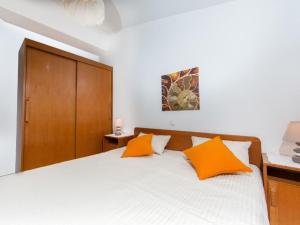 Apartment Appartement in Pjescana Uvala mit Großer Terrass by Interhome