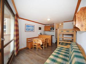 Studio lumineux avec balcon, accès direct aux pistes - FR-1-344-983