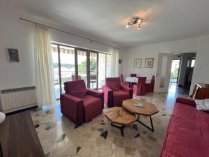 Apartment Geräumige Wohnung Lory mit Meerblick by Interhome