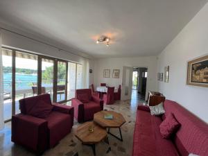 Apartment Geräumige Wohnung Lory mit Meerblick by Interhome