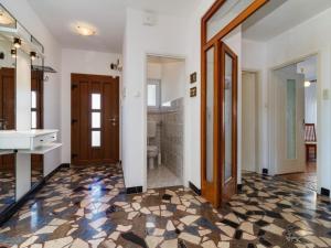 Apartment Geräumige Wohnung Lory mit Meerblick by Interhome