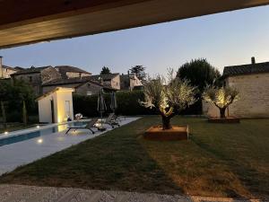 Villa moderne avec piscine privée et grand terrain en centre-ville - FR-1-382-208